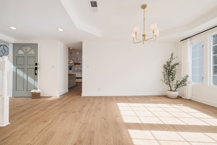 Building Photo - 1504 N Poinsettia Ave