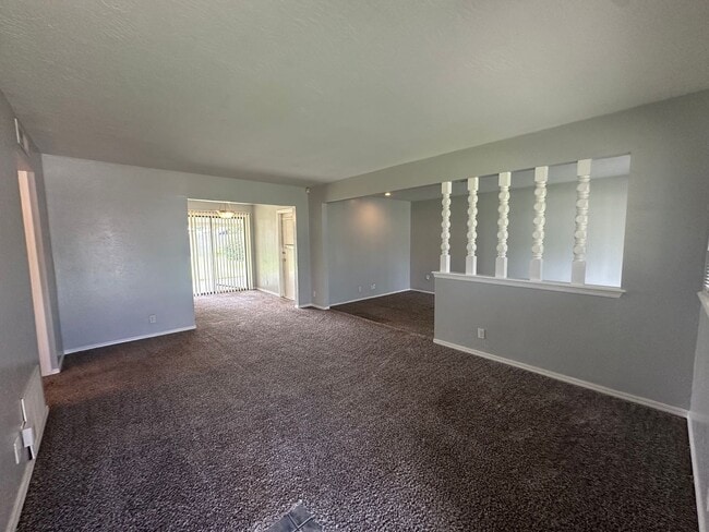 Building Photo - 3 Bed 1.5 Bath