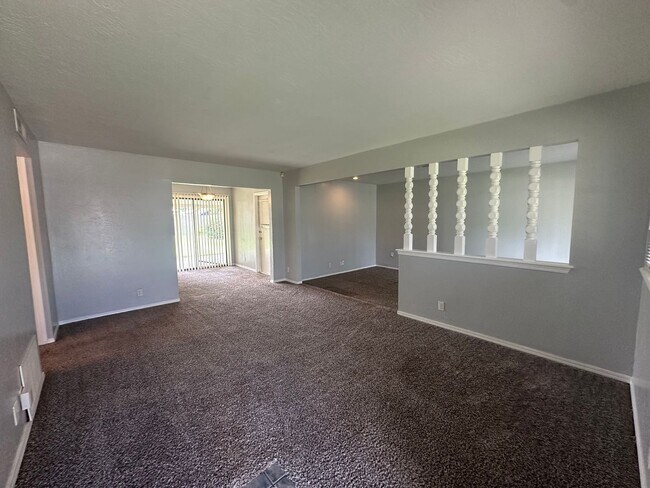 Building Photo - 4844 Woodview Dr