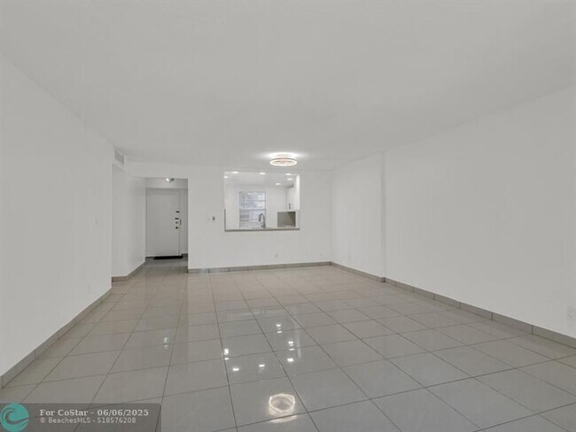 Building Photo - 121 SE 3rd Ave