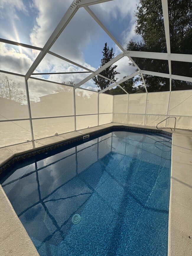 Building Photo - 5100 Mentmore Ave