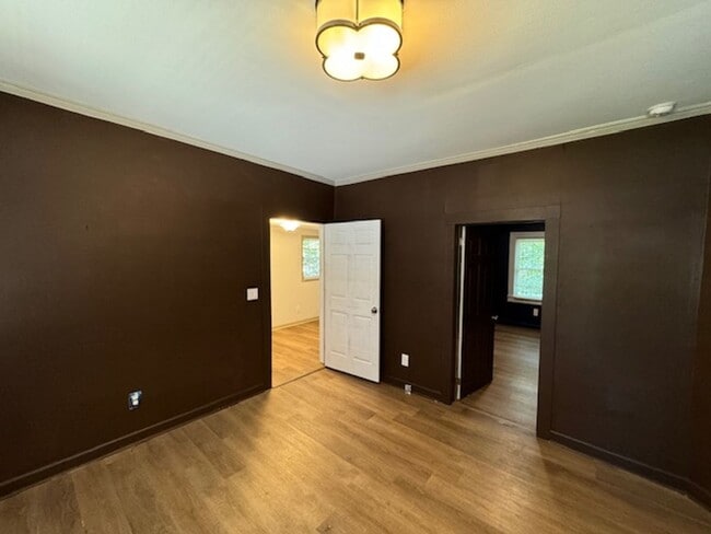 Building Photo - Charming Hillsborough Ranch!