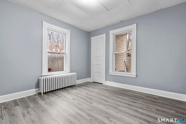 Building Photo - 16 Plaza Ave