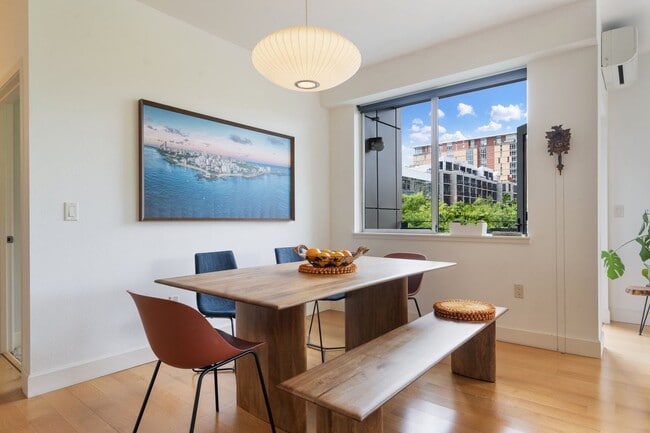 Building Photo - 2 Bed, 2 Bath Bright & Modern Condo in the Pearl District - Now Available!