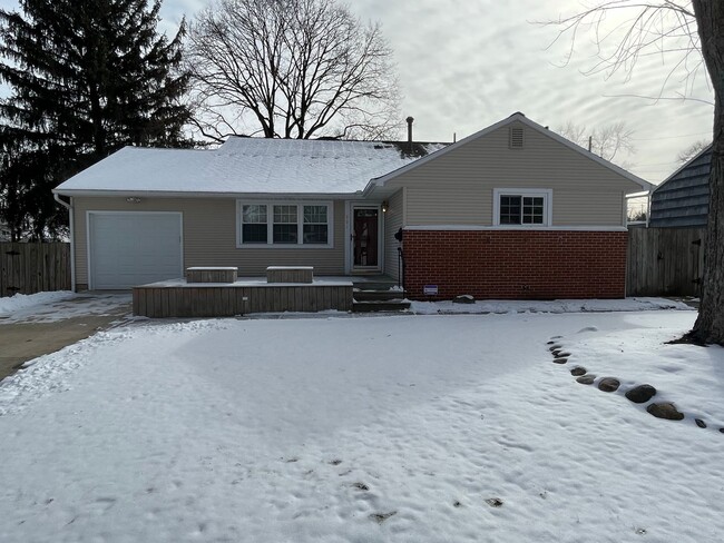 Building Photo - 3 Bedroom, 1.5 Bath Home with Fenced in Ba...