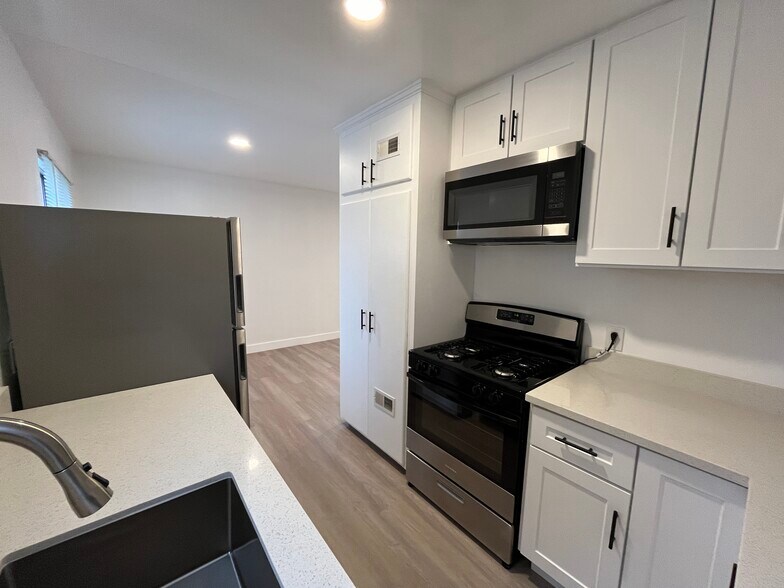Building Photo - 3633 Kelton Ave