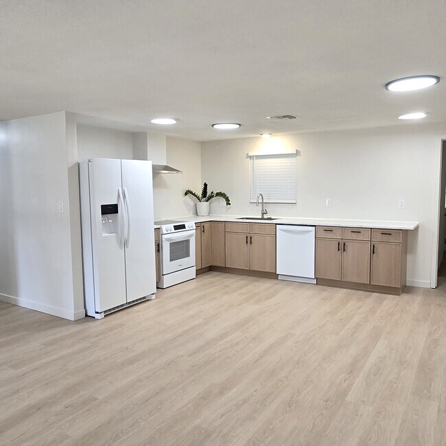 Building Photo - 3/2.5/1 Beautifully Updated Crystal River Home with Carport, Garage & Fenced Yard