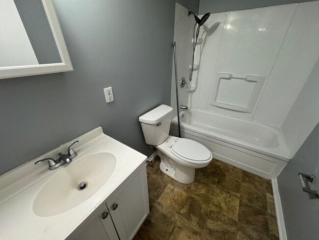 Building Photo - Warren Park 2 Bedroom Apartment w/Balcony