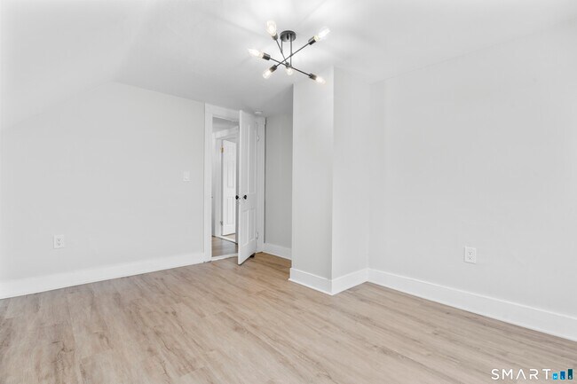 Building Photo - 30 Anthony St