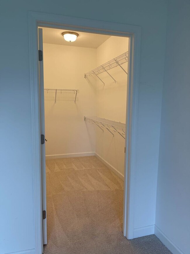 Building Photo - Spacious Home in Westhill Community