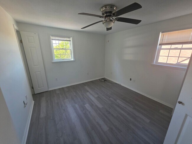 Building Photo - 47 Oakwood Ave