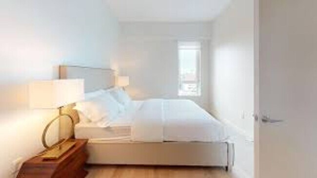 Building Photo - Luxury and Pet Friendly 2 bed 2 Bath in Convenient Location