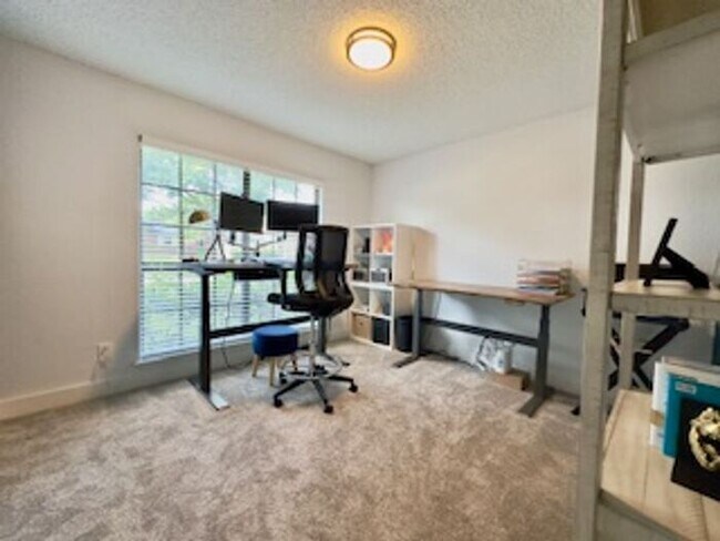 Building Photo - Fully renovated executive home