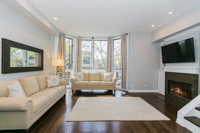 Building Photo - 2005 N Hoyne Ave