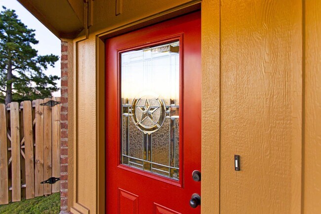 Building Photo - Stunning 3 Bedroom 2 Bath Duplex in West Tyler!