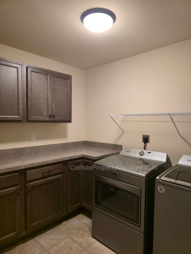 Building Photo - Duplex includes 2 car garage, laundry, pat...