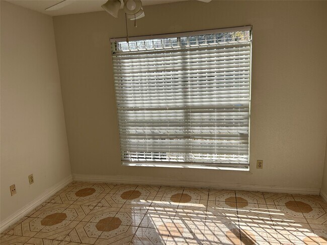 Building Photo - 3900 Woodchase Dr