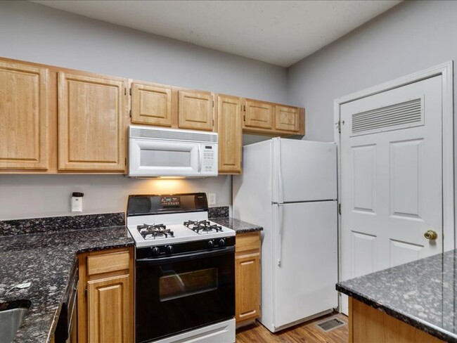 Kitchen with granite countertops - 534 Eagle Pointe Dr