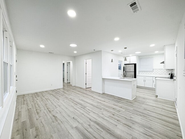 Building Photo - Renovated 3 Bedroom Home in Springfield, TN!