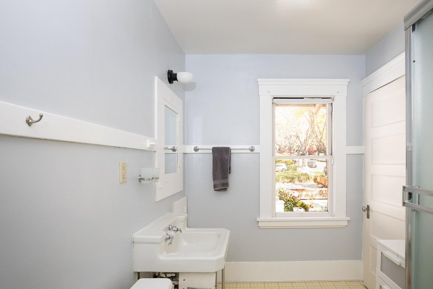 Building Photo - Large North Berkeley gem