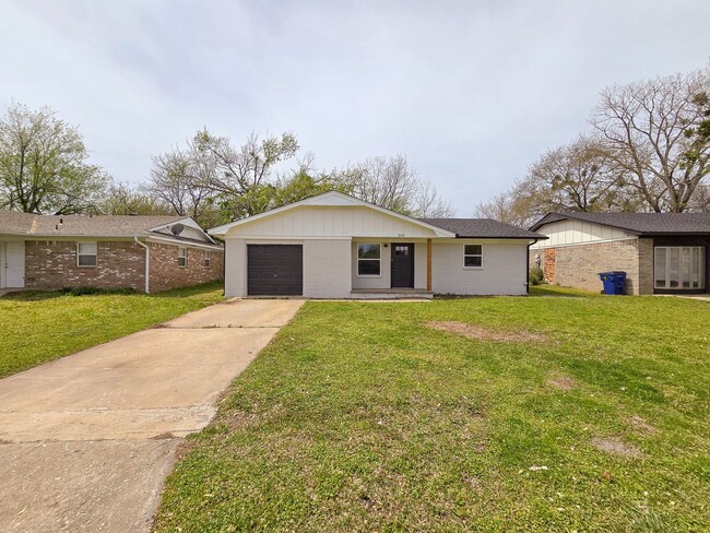 Building Photo - Beautifully remodeled 3 bed 1.5 bath home ...