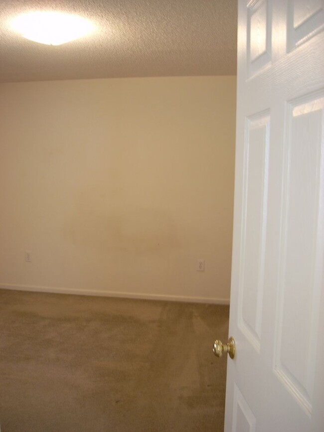 Building Photo - 924SF 2BR 2BA