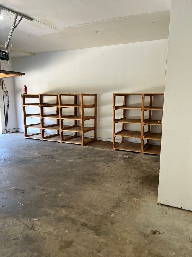 Building Photo - 2 bedroom, 1 bath condo with garage