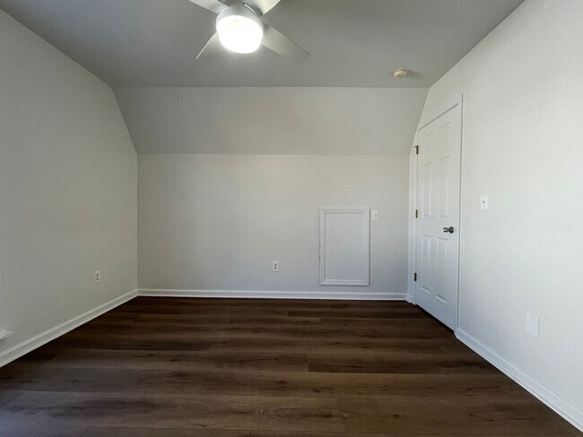 Building Photo - Beautifully renovated home!