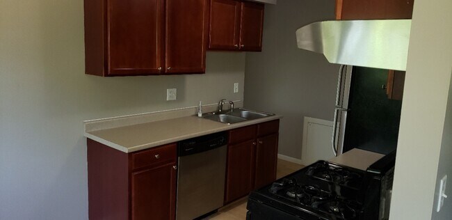 Building Photo - 2730 Rosalyn Ct