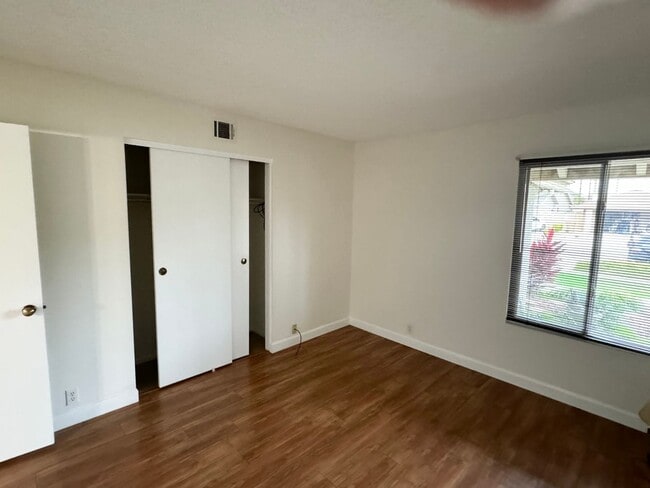 Building Photo - Spacious Single Story Upgraded Home