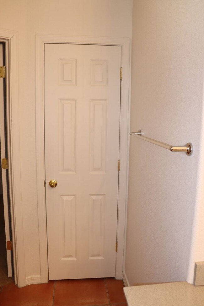 Building Photo - East Side 3 Bed 2 Bath Energy Efficient Pulte Home