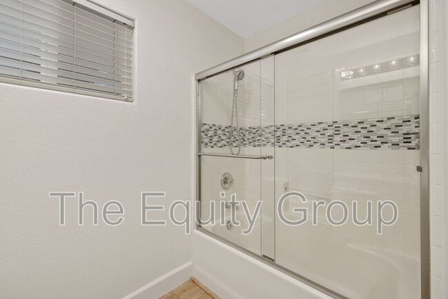 Building Photo - 3835 E Oak Ave