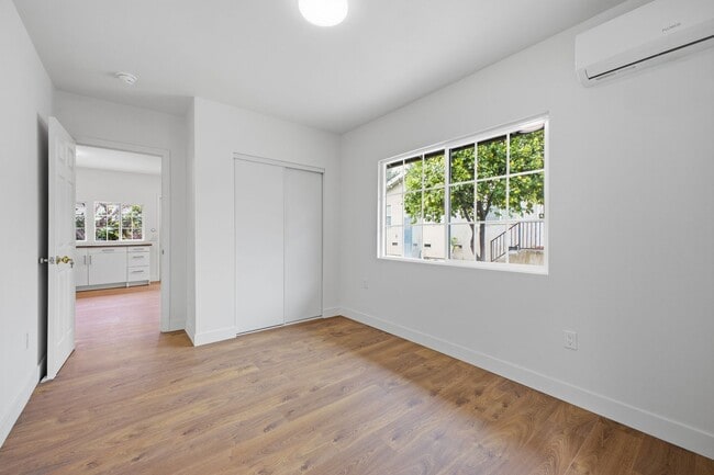 Building Photo - 2 Bedroom | 1 Bathroom | Private Back House