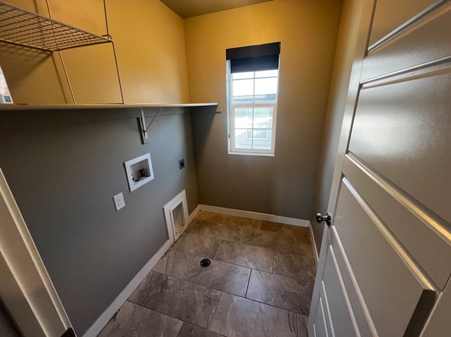 Building Photo - Spacious 3-Bedroom Home in Prime Lehi Loca...