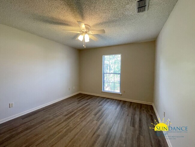 Building Photo - Stunning 3 Bedroom Townhome in Shalimar!