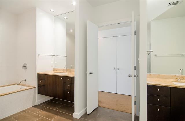 Building Photo - 2323 N Houston St