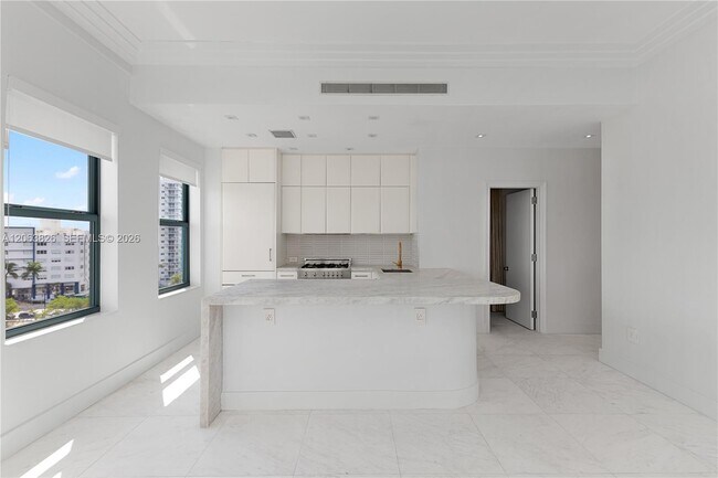 Building Photo - 2421 Lake Pancoast Dr