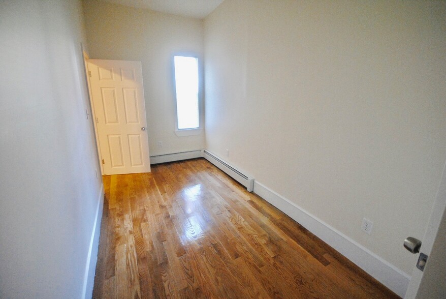 Building Photo - 154 Bennington St