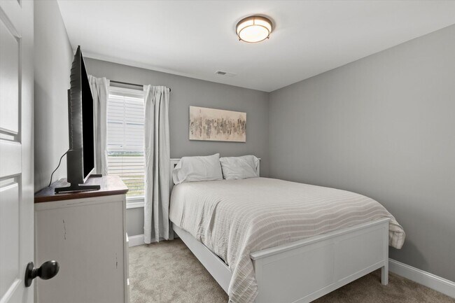 Building Photo - Fully Furnished and Move-In Ready! Flexible Lease Options Available!