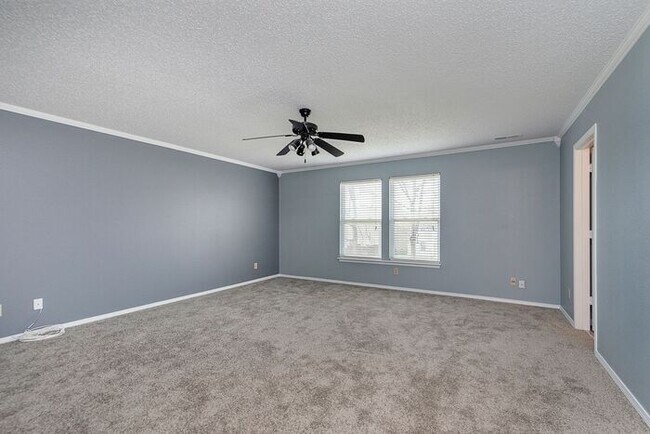 Building Photo - Large 4 Bedroom in Fishers!