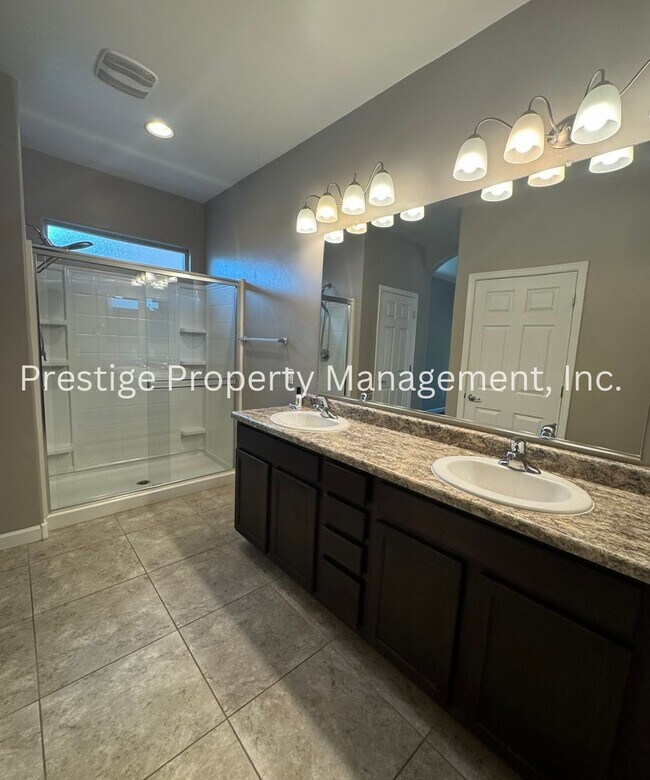 Building Photo - Spacious 4+Den/3 Northwest Home!
