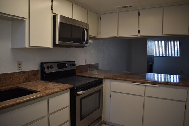 Building Photo - Freshly updated condo unit with a communit...
