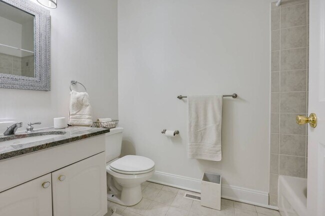 Building Photo - 6 Little Ct