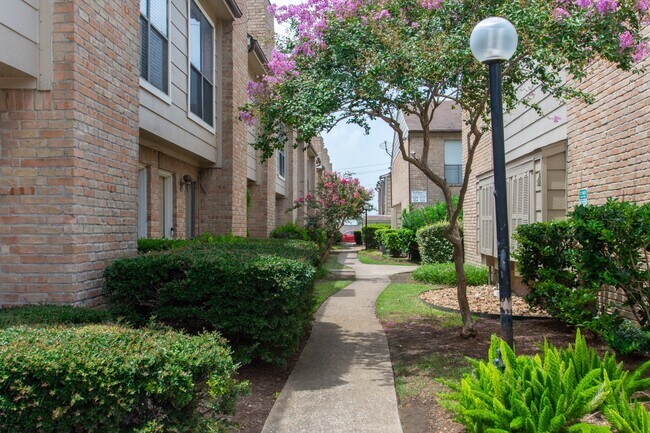 Building Photo - 2110 Wilcrest Dr
