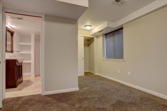 Building Photo - 10701 Hobbit Ln