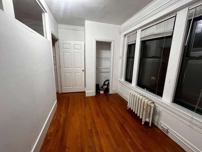 Building Photo - 452 Park Dr