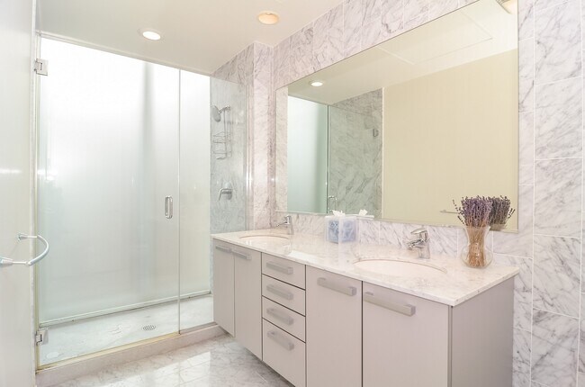 Building Photo - 550 N Saint Clair St