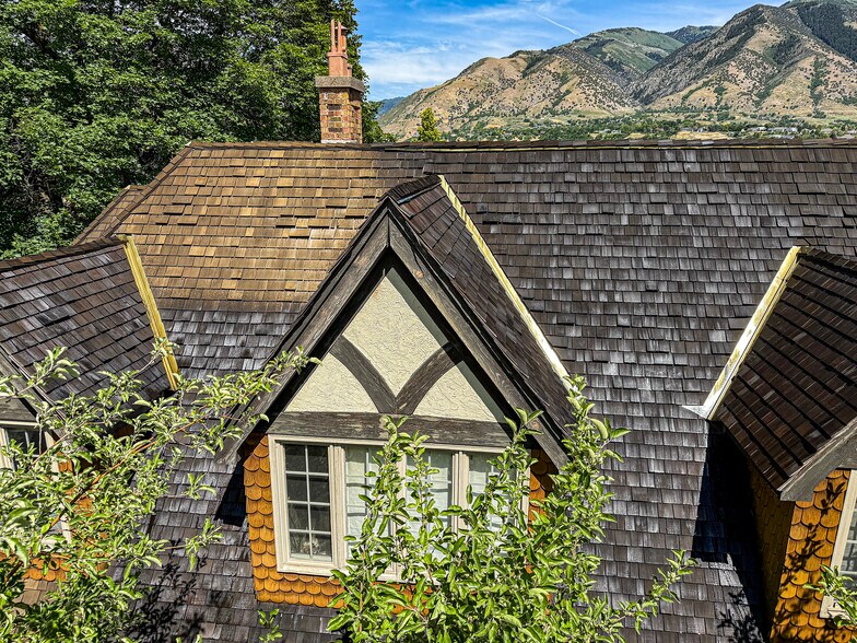 Fairly new cedar shake roof - well maintained, oiled every 2 to 3 years... - 483 Boulevard