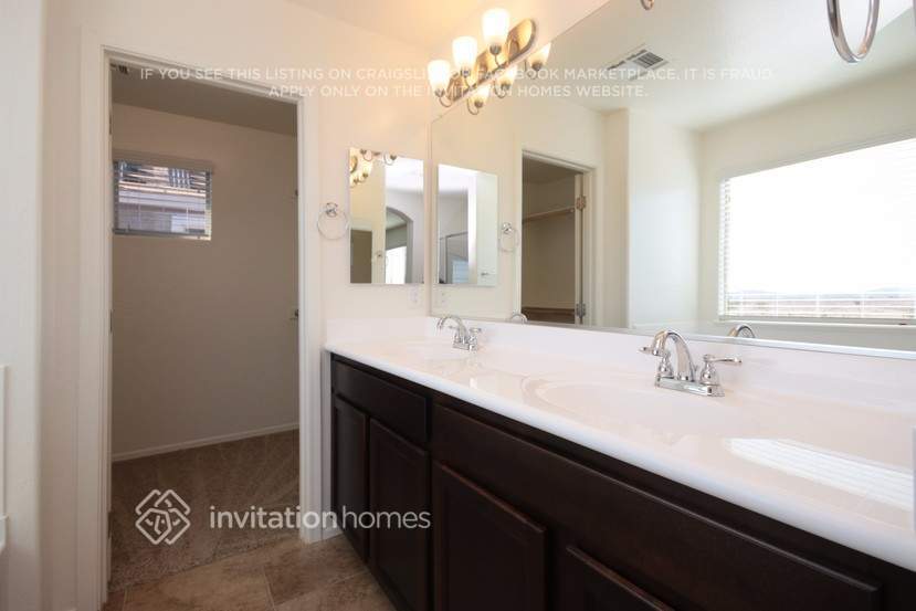 Building Photo - 1323 E Palomino Way