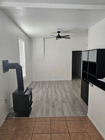 Building Photo - 145 W Goltz Ave